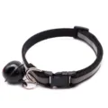Vue détaillée du collier pour animaux noir réfléchissant avec boucle plastique et grosse cloche. - Noir