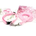 Set collare e guinzaglio per animali rosa con grazioso motivo di zampe, regolabile e campanello. - Rosa