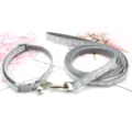 Set guinzaglio e collare grigio per animali con stampa di zampe, gancio in metallo e campanello. - Grigio
