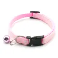 Rosa Katzenhalsband Detail mit weichem Nylonband, sicherer schwarzer Schnalle, Glocke. - Rosa