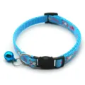 Detailansicht des blauen Katzenhalsbands mit Hasen-Motiv, Katzen-Schnalle und Glocke. - Seeblau