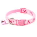 Rosa Haustierhalsband Detail mit niedlichen Knochen und Pfotenmustern, Schnalle und kleiner Glocke. - 1,0 cm Breite, Einstellbar 19-32 cm / Rosa