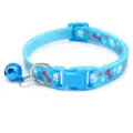 Blaues Haustierhalsband mit Pfoten- und Knochenmuster, Klettschnalle und Glocke für Katzen. - 1,0 cm Breite, Einstellbar 19-32 cm / Seeblau