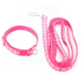 Set guinzaglio e collare per cani rosa con grazioso motivo a zampe bianche, accessori resistenti. - Rosso rosa
