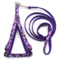 Dettaglio imbracatura per animali mimetica viola con cinghie regolabili e gancio metallico. - Viola