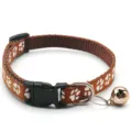 Vue de détail du collier pour animal marron avec des motifs de pattes et une petite cloche. - Café