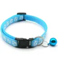 Collier pour chat bleu avec motif de pattes blanches, cloche en métal et boucle pour animaux. - Bleu lac