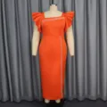 Élégante robe de soirée orange grande taille avec col carré, volants et superbe fente perlée. - S / Orange