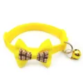 Gele huisdierenhalsband met ruitjesstrik en bel voor katten en kleine honden detailweergave. - Geel