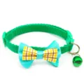 Groene huisdierhalsband met blauw gele ruitstrik en bel voor katten en honden detail - Groen