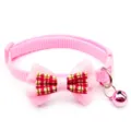 Roze huisdierhalsband met ruitjesstrik en bel, schattig accessoire voor katten detail. - Roze