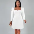 Élégante robe blanche à manches longues avec col carré et manches bouffantes pour soirées. - S / Blanc