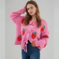 Gilet en maille rose motif fraise avec col rond, manches longues et liens noués à l'avant. - S / Rose (Fraise)
