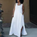 Vue détaillée de la robe longue décontractée sans manches blanche avec fente et poches. - 1XL / Blanc