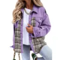 Vue détaillée de la veste patchwork en denim et carreaux violette pour femme avec manches longues. - Violet