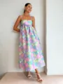 Vue détaillée de la robe longue sans manches à imprimé floral, encolure carrée et bas évasé. - S