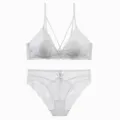 Detailaufnahme des weißen Spitzen-Lingerie-Sets mit filigranen Blumenmustern und gekreuzten Trägern. - S / Weiß