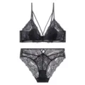 Schwarzes Spitzen-Wäscheset mit sexy Kreuzträgern, bügellosem Dünn-BH und passendem Slip. - S / Schwarz