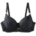 Primo piano del reggiseno push-up nero liscio con delicato bordo in pizzo e spalline regolabili. - 75B / Nero