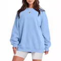 Λεπτομερής εικόνα του γαλάζιου oversized φούτερ με μακριά μανίκια και στρογγυλή λαιμόκοψη. - Γαλάζιο