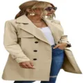 Primo piano del trench beige con risvolto classico, bottoni doppiopetto e cintura in vita. - Taglia S / Kaki