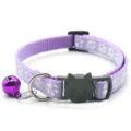 Gedetailleerd overzicht van de paarse kattenhalsband met leuke pootafdrukken en bel. - Lichtpaars