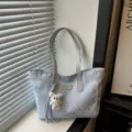 Lichtblauwe shopper tas met sterrenprint, casual dames schoudertas met leuke berenhanger. - Met Hanger / Blauw