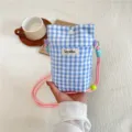 Piccola borsa per cellulare a quadri blu con tracolla rosa, graziosa custodia per carte e chiavi. - Blu
