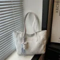 Koreaanse stijl witte sterrenpatroon grote capaciteit schoudertas tote tas met pluche hanger. - Met Hanger / Wit