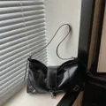 Bolso de hombro retro negro de cuero PU para mujer, elegante bolso cruzado con hebillas de metal. - Negro