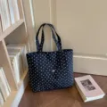 Borsa shopper in tela a pois neri e bianchi, borsa a spalla casual con tasca frontale. - Nero