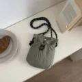 Detailansicht der lässigen minimalistischen grünen Umhängetasche mit verstellbarem Kordel. - Grün