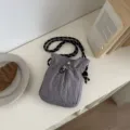 Gros plan détaillé du mini sac bandoulière gris minimaliste avec sangle en corde réglable. - Gris