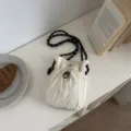 Détail en gros plan d'un sac bandoulière léger minimaliste de style japonais avec cordon. - Blanc