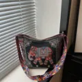 Ethische Leinen Umhängetasche mit buntem Gurt und Vintage Elefanten Stickerei Design. - Schwarzer Elefant