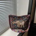 Ethische bestickte Segeltuchtasche im Ethno-Stil mit Elefantenmuster und buntem Gurt. - Blumiger Elefant