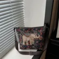 Ethische bestickte Canvas Umhängetasche mit wunderschönem Elefanten und Blumenmuster Design. - Blumiger Elefant