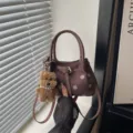 Borsa a mano a pois in stile coreano con ciondolo cane di peluche, borsa a tracolla marrone. - con portachiavi / Caffè