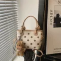 Sac seau vintage à pois avec joli pendentif en peluche, sac bandoulière pour femme. - Avec Pendentif / Blanc