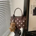 Sac seau à pois marron élégant décontracté rétro bandoulière porté épaule avec charm ours - Avec Pendentif / Marron