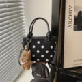 Sac seau noir à pois rétro avec charmant porte-clés chiot en peluche, élégant sac à main femme. - Avec Pendentif / Noir