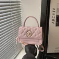 Roze gewatteerde kinder schoudertas met ketting en elegante klaverblad sluiting voor meisjes - Roze
