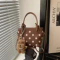 Sac seau rétro à pois marron avec pendentif chien, sac bandoulière élégant pour femmes. - Avec Pendentif / Marron