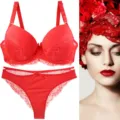 Rotes Spitzen-BH und Panty-Set im Detail, atmungsaktiver Stoff mit feiner floraler Spitzenverzierung. - 75B / Set / Rot