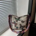 Ethische Canvas Umhängetasche mit Schmetterlingsstickerei und buntem gewebten Riemen. - Schmetterling