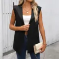 Vista dettagliata del gilet smanicato elegante in pelle PU nera da donna indossato. - Taglia S / Top / Nero