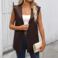 Dettagli in primo piano del chic gilet smanicato in ecopelle marrone con elegante scollo a V. - Taglia S / Top / Caffè