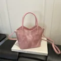 Bolso de mano retro rosa de moda, versátil bolso de hombro y cruzado para estilo otoño. - Rosa