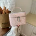 Bolso cruzado acolchado rosa estilo neceser con asa superior y cadena elegante. - Rosa Sin Colgante