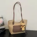 Vintage contrast color tote bag for women, large capacity commuter shoulder bag with cute bear pendant. - With Pendant / Khaki